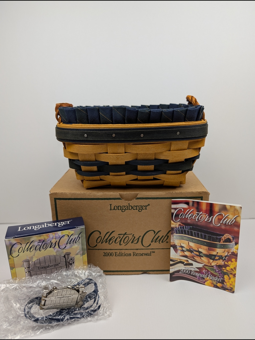 Longaberger Collectors Club 2000 Renewal Basket/Liner/Protector/Tie-On Lapel Pin
